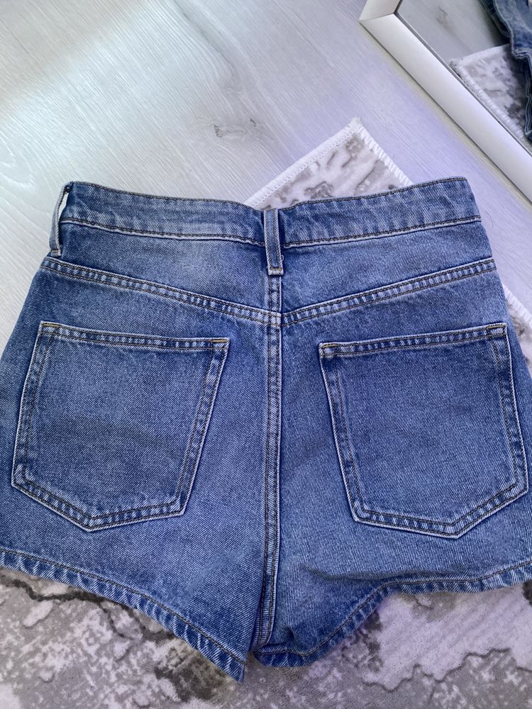Къси панталони bershka HM