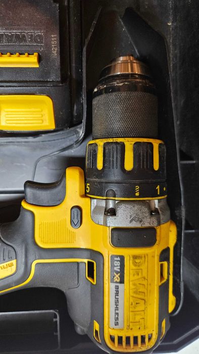 DeWALT DCD790 cu 2 acumulatori 1,5Ah, incarcator 18V si valiza