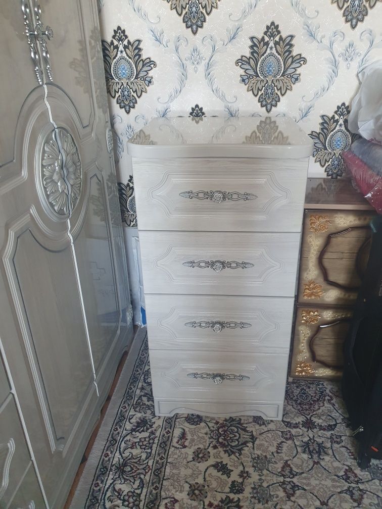 MEBEL   holati yangi komplekt