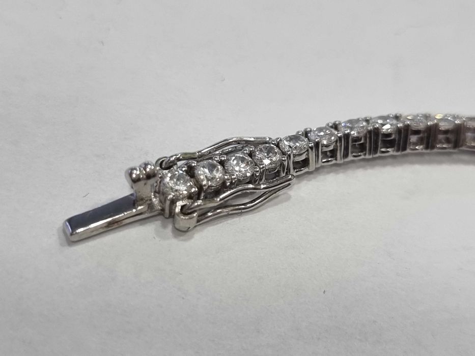 Красива дамска сребърна гривна с инкрустирани множество камъни