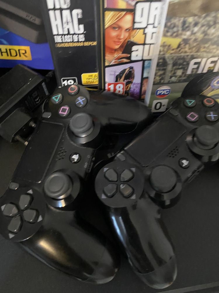 PlayStation 4 с играми и двумя джойстиками в комплекте