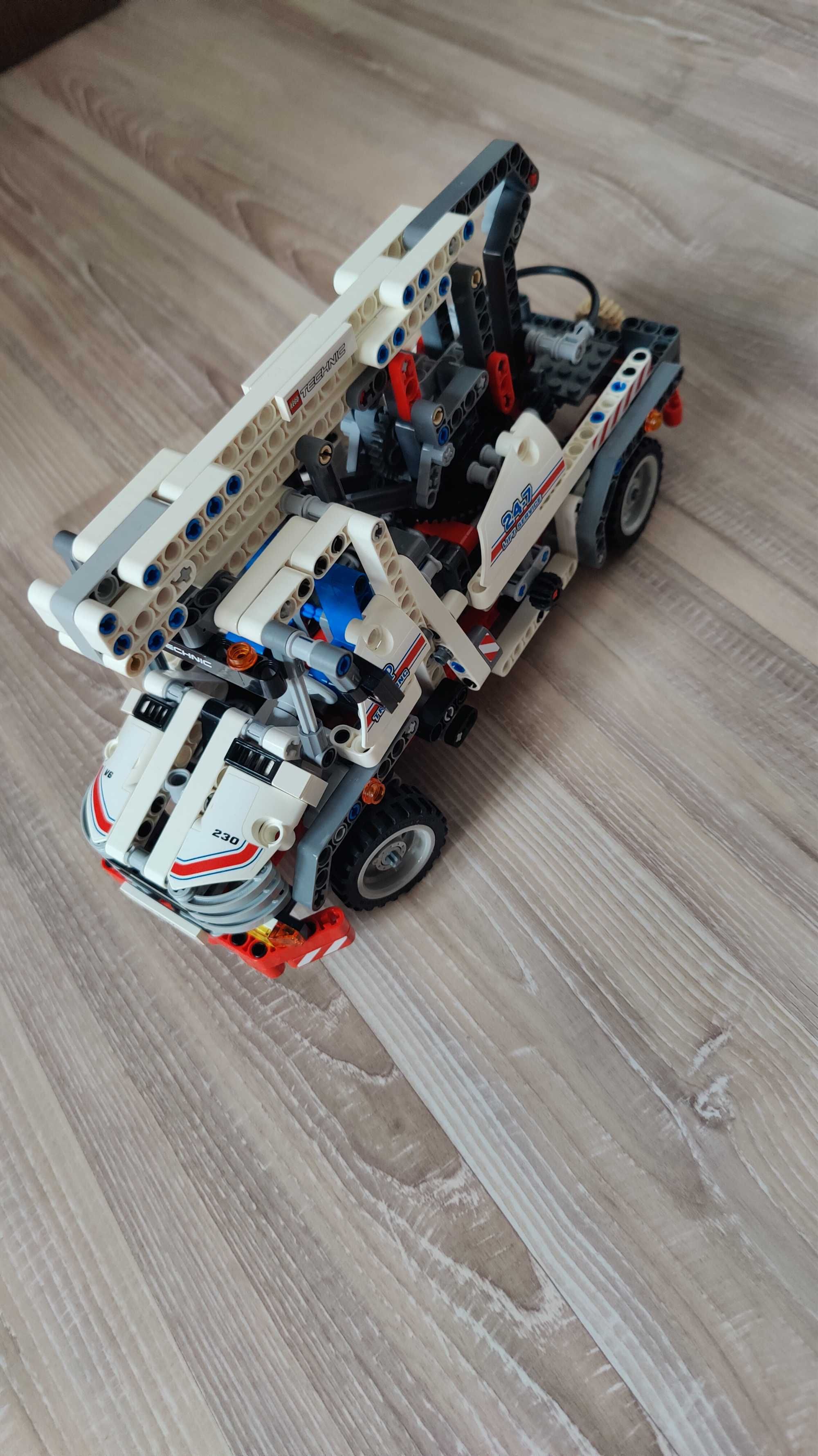 LEGO Technic 8071 - Bucket Truck