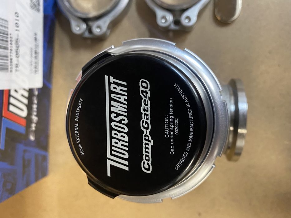 Оригинален Turbosmart WasteGate 40mm 1.0 Bar Comp-Gate Black V-Band
