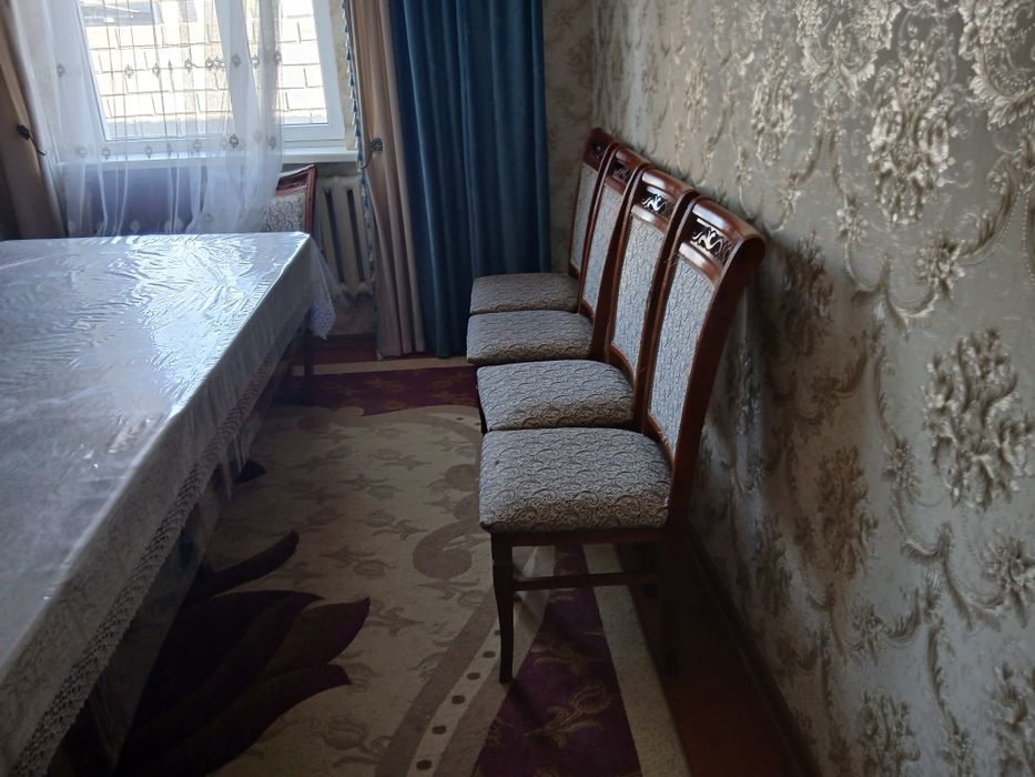 Стол с 16 стульями