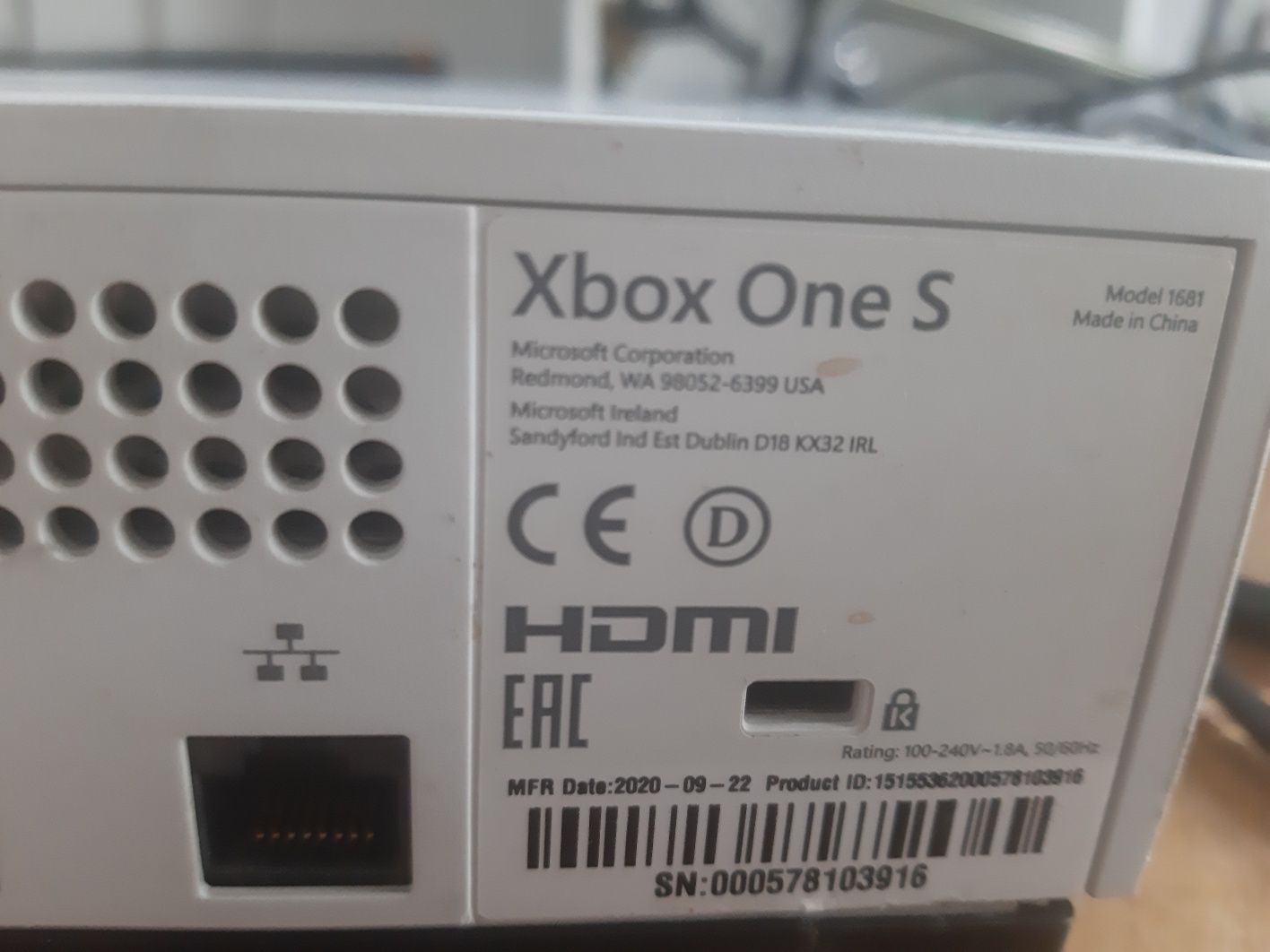 Xbox one s 1tb с 1 джойстик