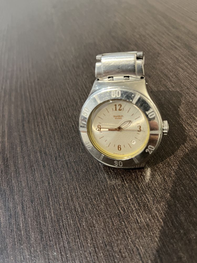 Часовник Swatch, точен е