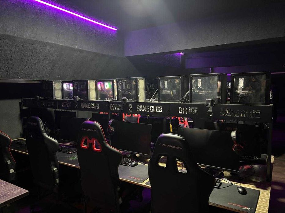 Компьютеры с мониторами 5 штук со столом на 8 мест