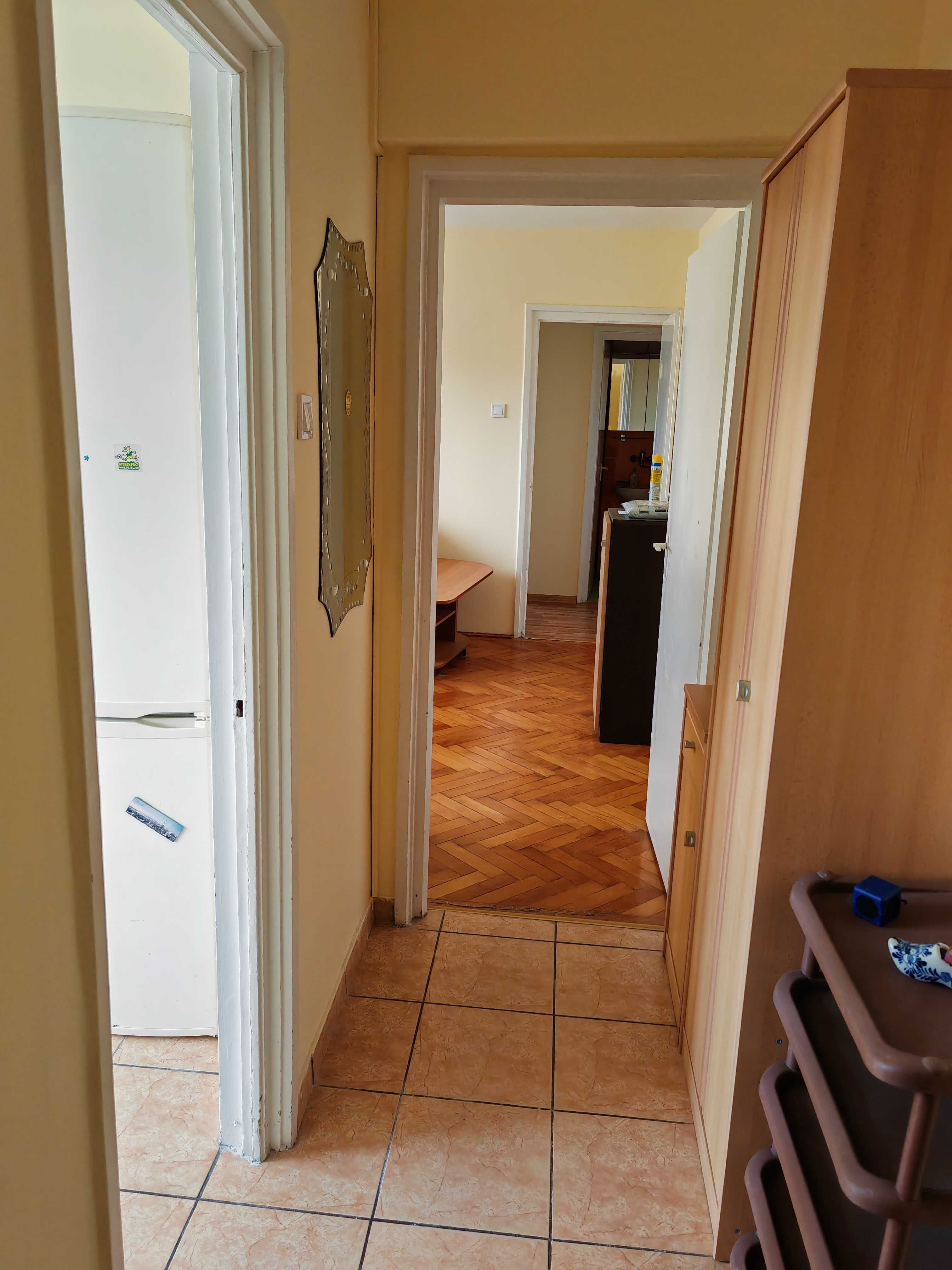 Inchiriez apartament 3 camere zona liceului O. Ghibu