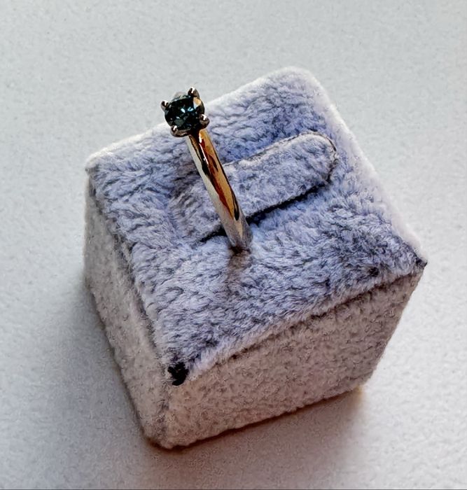 Inel solitar Aur alb 18k cu Diamant verde, pret fix