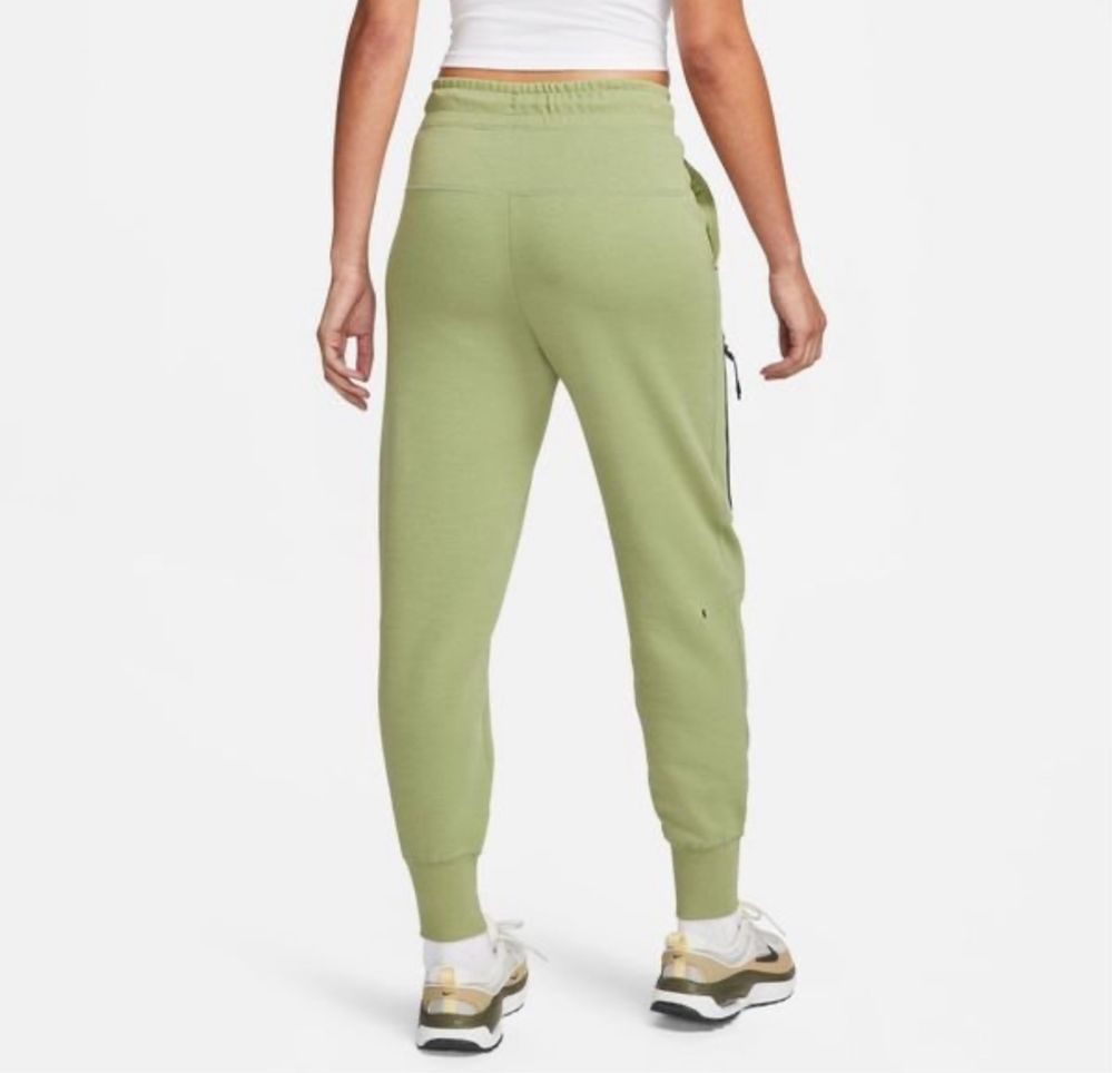 Nike Sportswear Панталон 'Tech Fleece' в зелено, като ново (М рр)