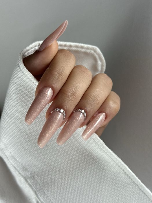 Unghii cu gel sau oja semi.