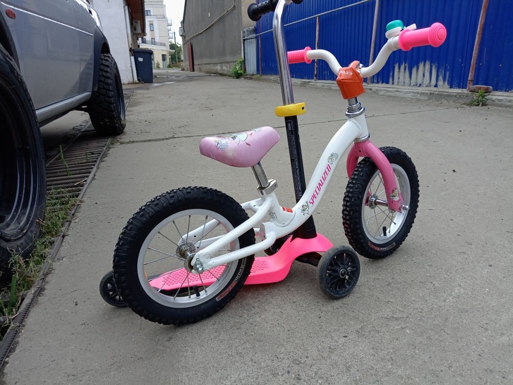 Vând bicicleta specialized din aluminiu fără pedale pentru copii