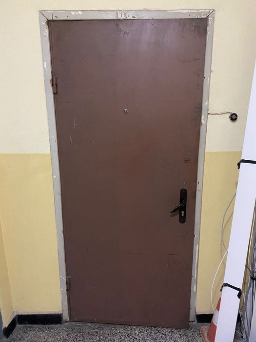 Продавам метална врата с каса 240лв.