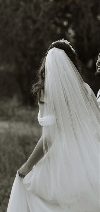 Rochie de mireasa + voal lung cu perlute + tiara Selebry