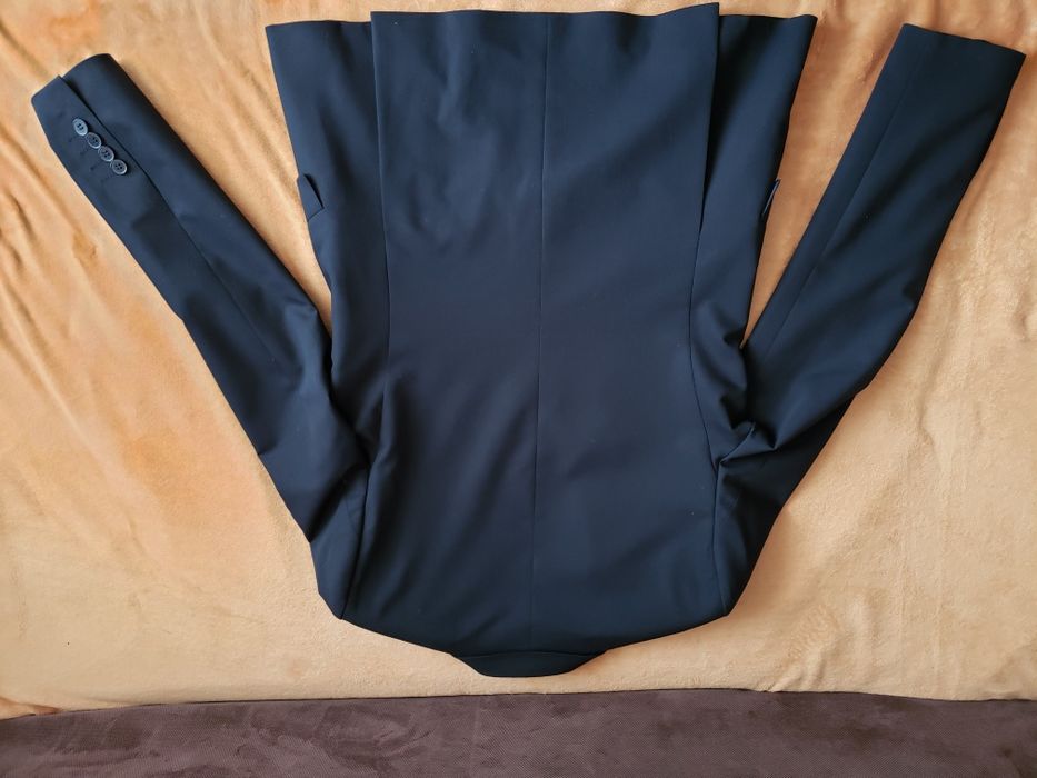 Costum slim fit ca nou