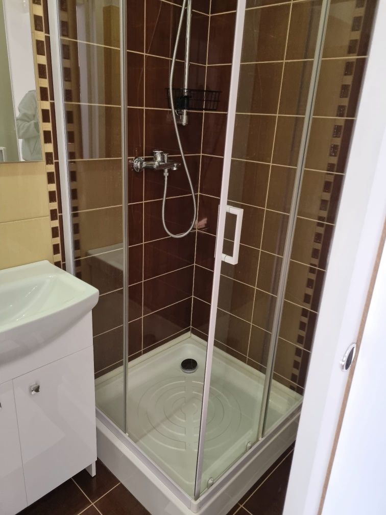 Cabina de dus cu cada