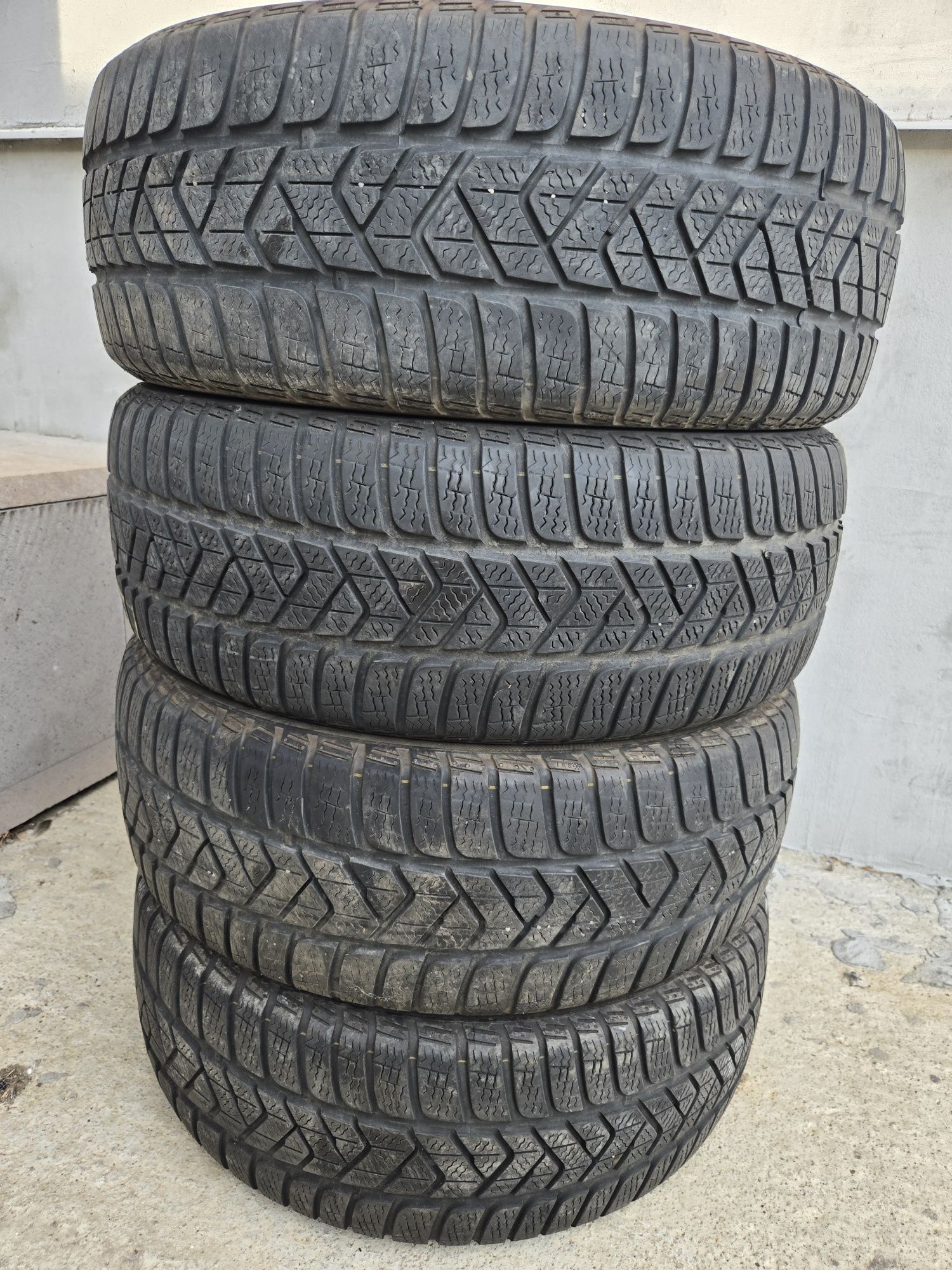 4 бр. Зимни гуми 215.60.16 PIRELLI