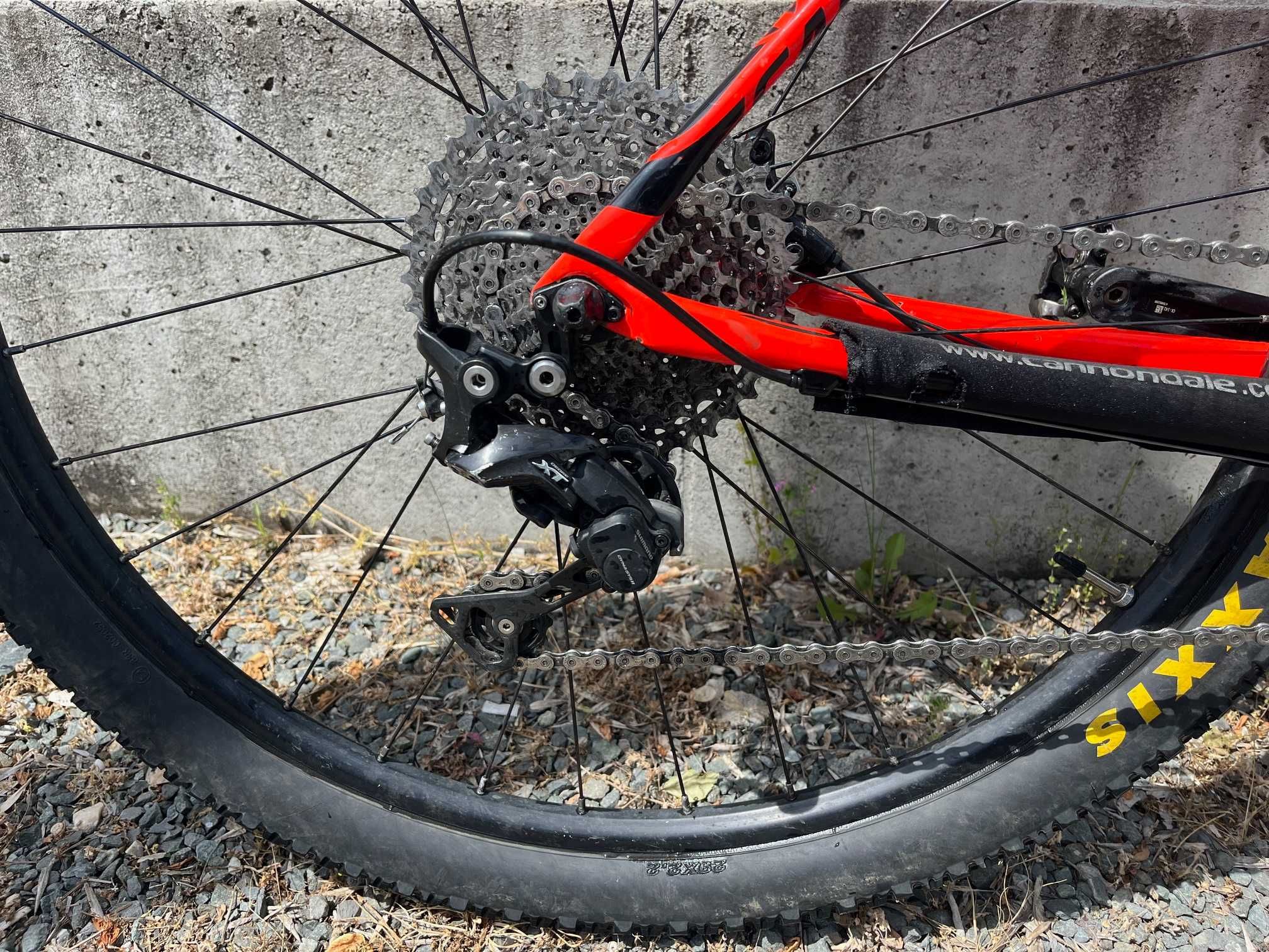 Продавам карбново планиснки велосипед/колело Cannondale F-Si
