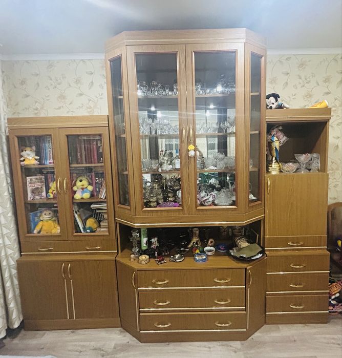 Продам стенку дерево  в очень хорошем состоянии!