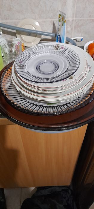 Тави емайлирани, чинии порцеланови и стъклени