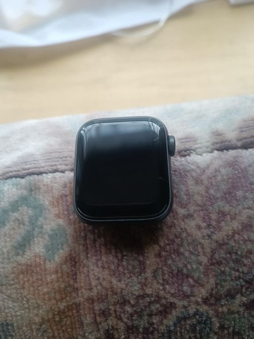 Apple Watch SE NIKE Edition. 40mm
с оригинална кутия и кабел.