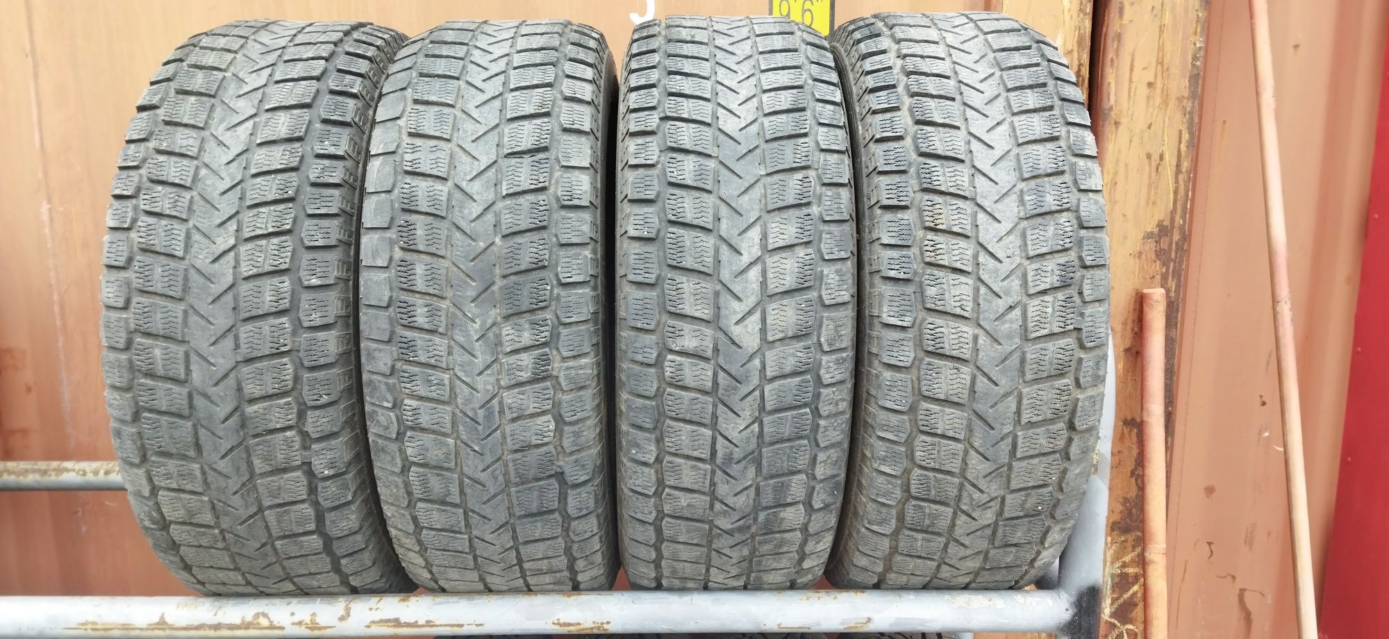 Продам комплект шин R17