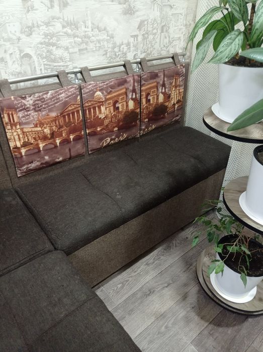 Кухонный уголок и два пуфика