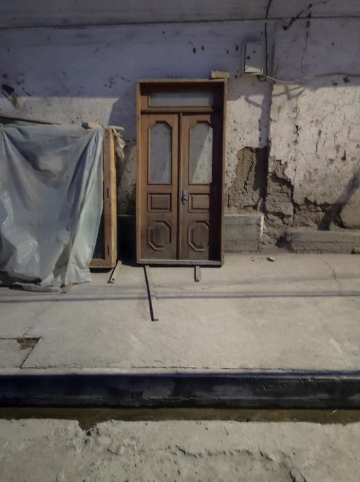 Taxta eshik va Rom sotiladi