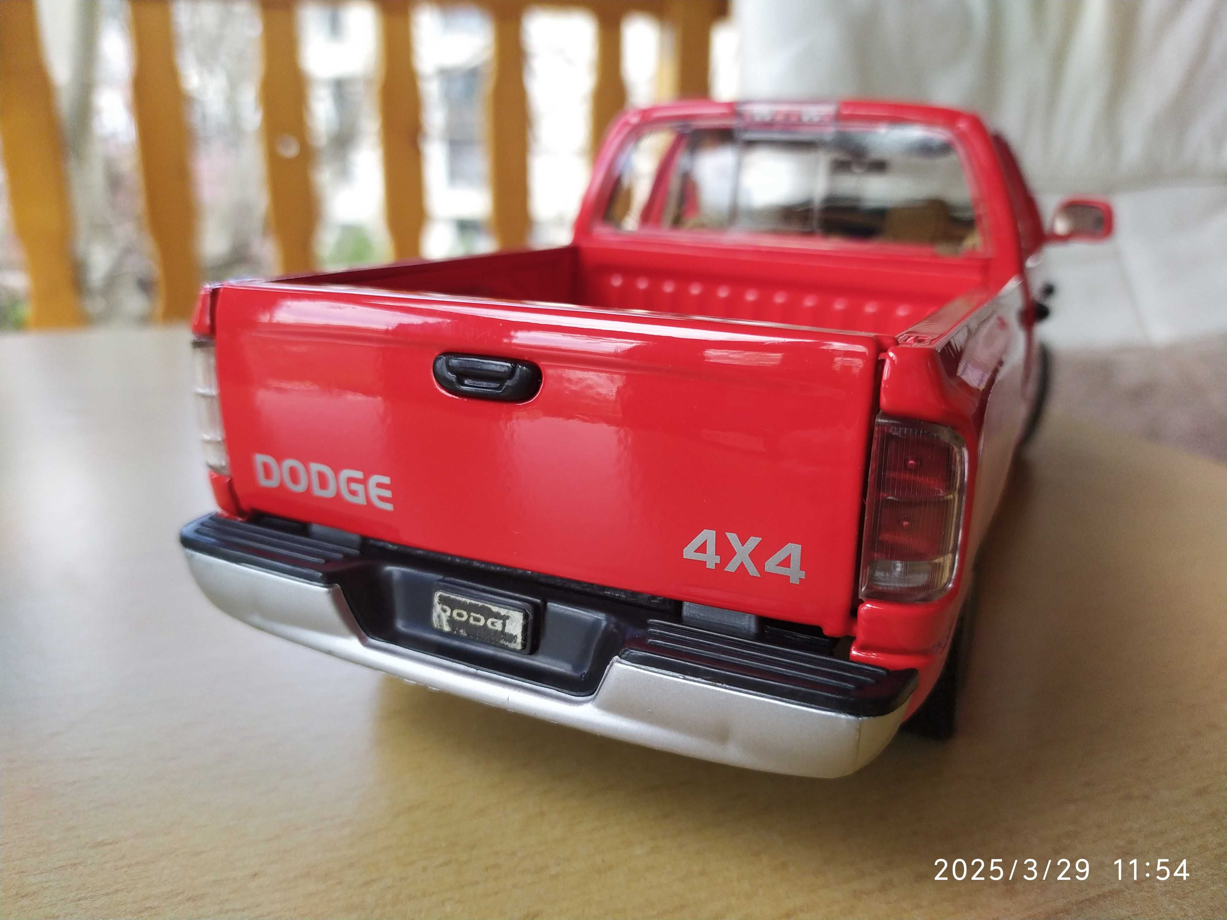 1:18 Метален модел на Dodge Ram 1500 Quad Cab MotorMax