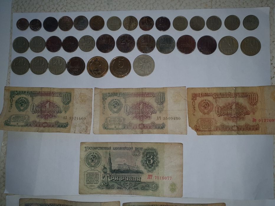 Манеты денежные купюры и значки СССР с 1952 по1993 годы продам.
