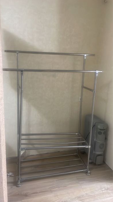 Металическая вешалка для вещей