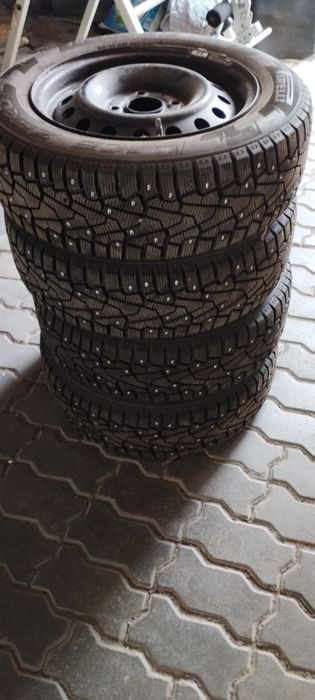 Продам комплект зимней резины на R15