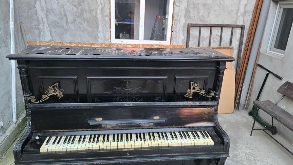 Vând pianina clasica în bună state