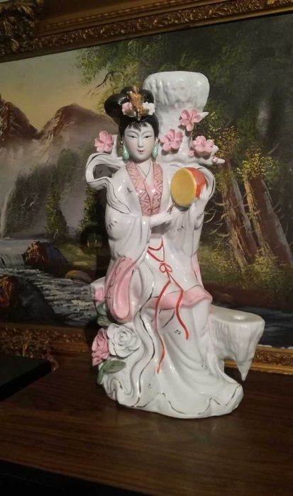 Для  интерьера. Статуэтка из фарфора