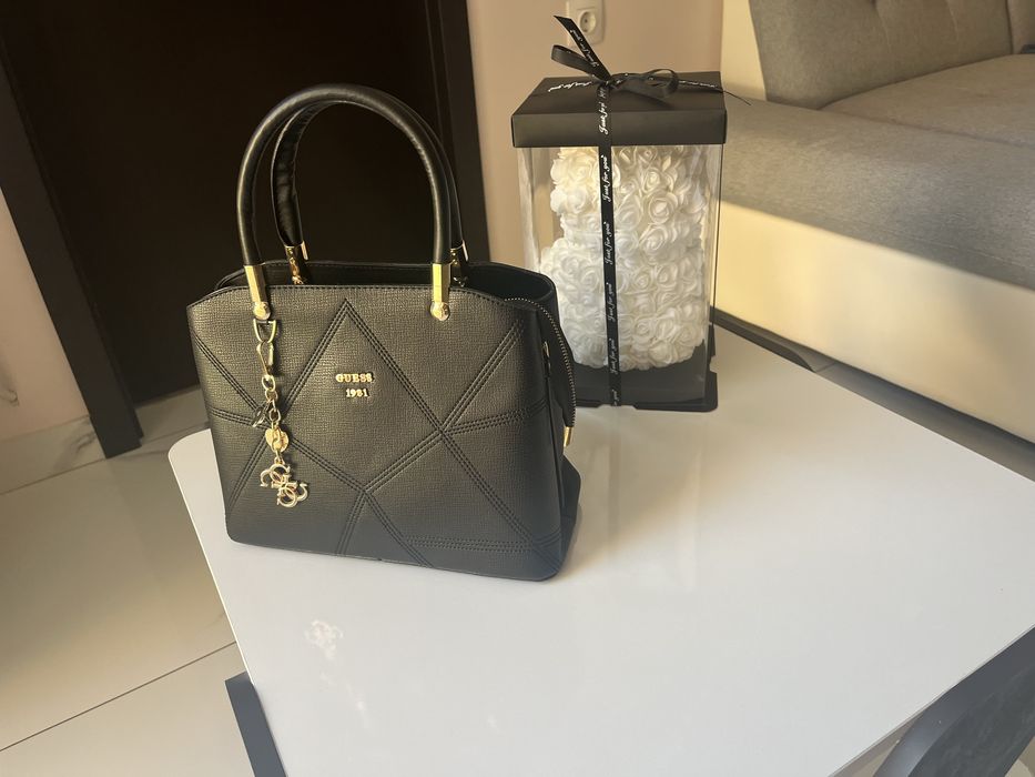 Дамски чанти Guess.