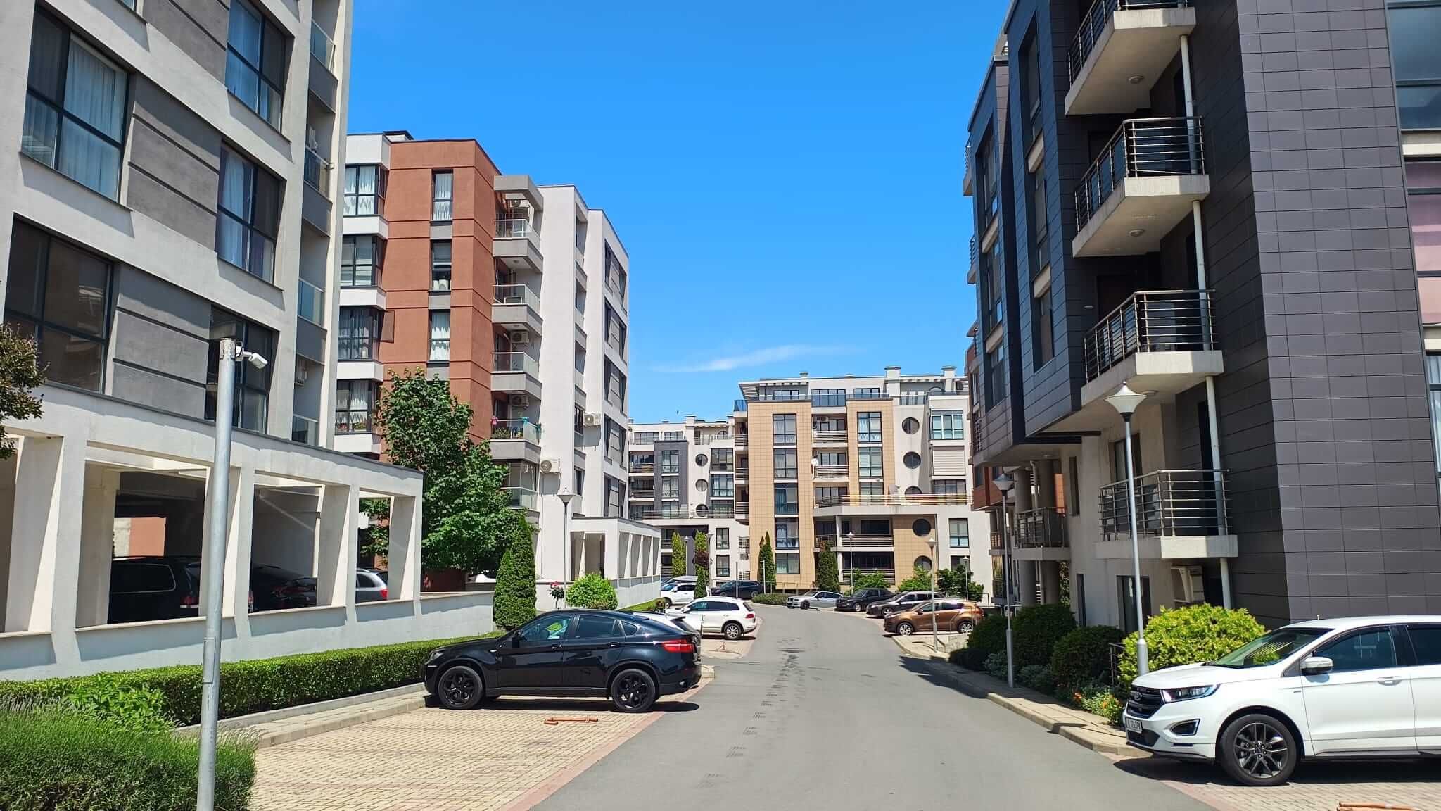 Продавам обзаведен двустаен апартамент в к-с Sunny Hill (Съни Хил)