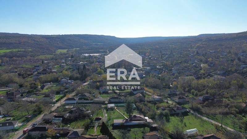 Голям парцел със законна къща за продажба, в близост до центъра на с.