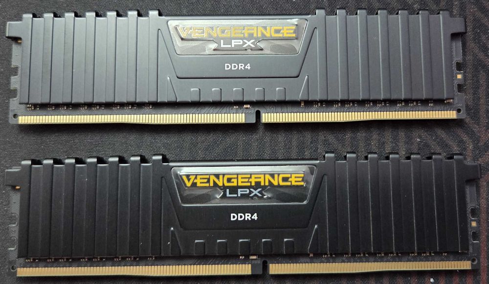 Рам Памет: Corsair VENGEANCE LPX 16GB (2 x 8GB) DDR4 2400MHz C16