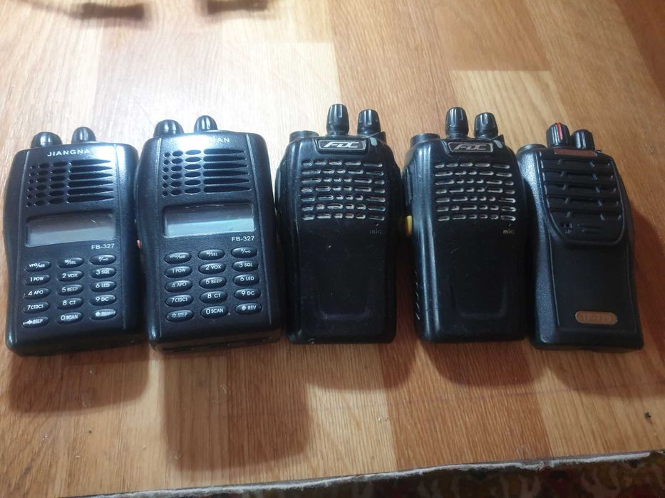 Продаю не рабочие рации на запчасти .