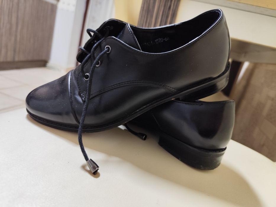 Vând pantofi mărimea 39.