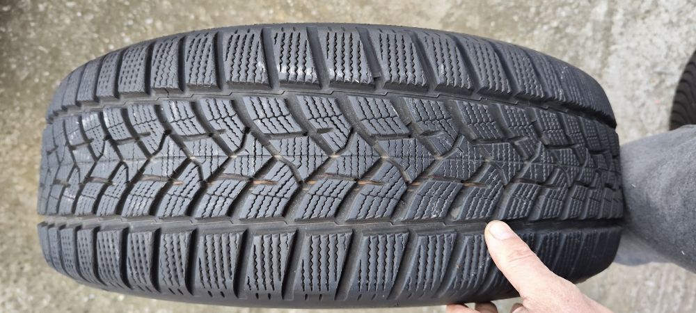 Vând 2 cauciucuri Dunlop 215 60 R17