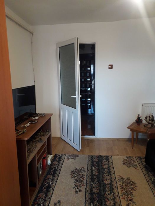 Vănd garsoniera utilată și  mobilată.