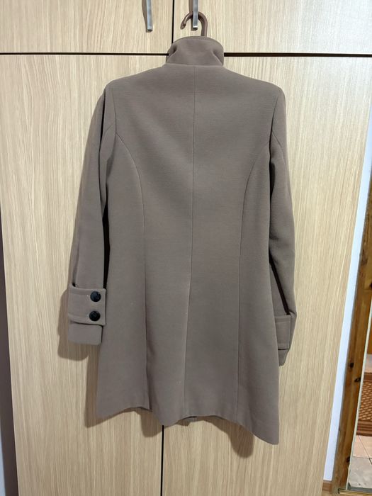 Зимно палто в кафяво с черни копчета