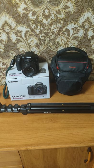 Canon 250d + штатив, сумка, рюкзак, 2 флешки, переходник