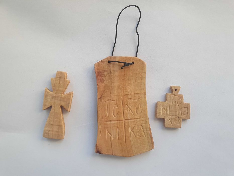 Vand o iconita si doua cruciulite sculptate manual, lemn natural 100%