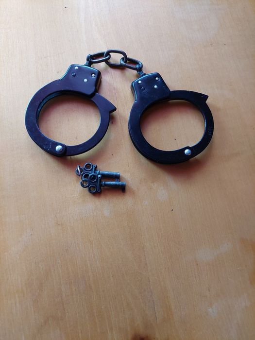 Vînd brățări noi