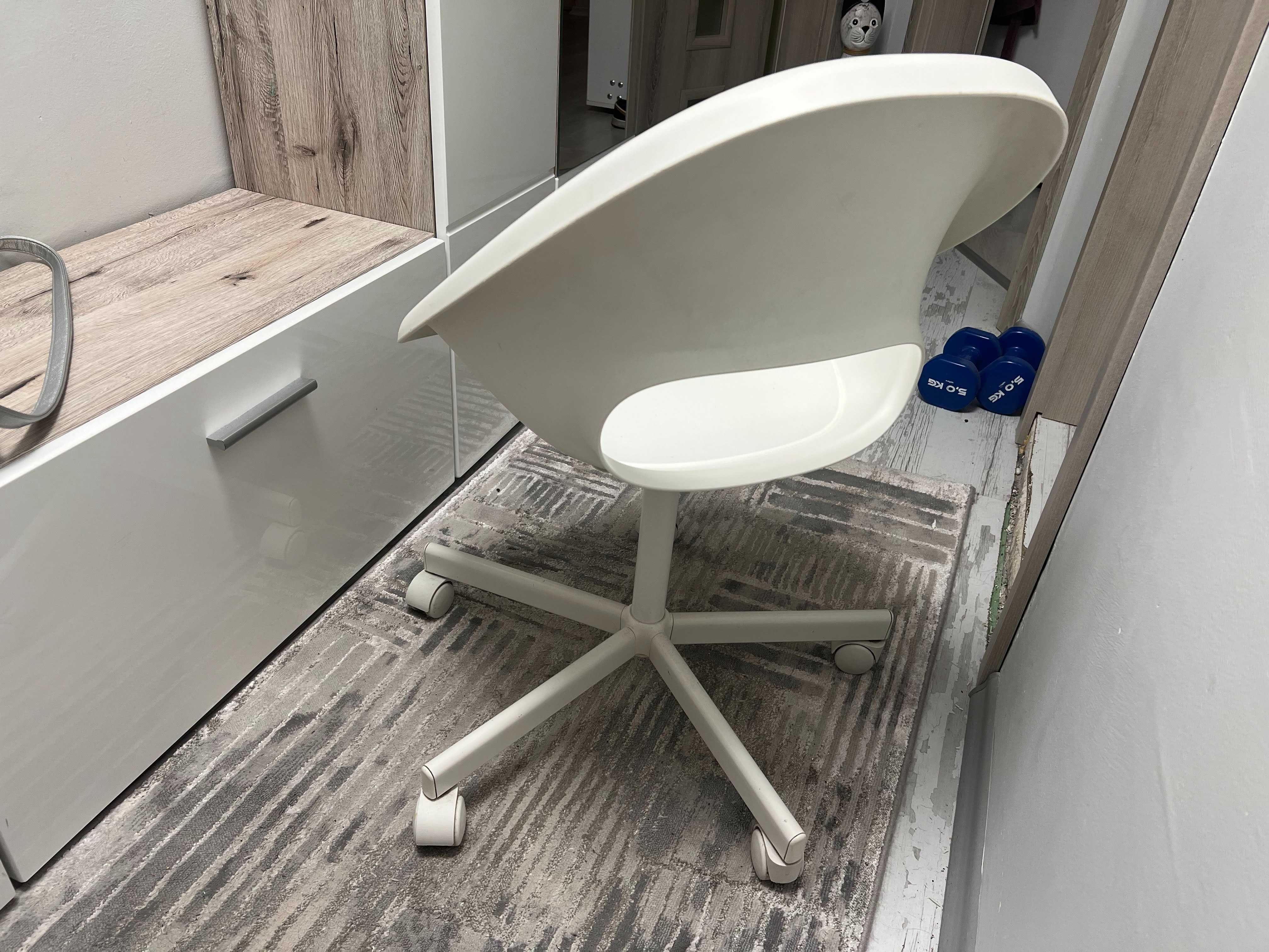 Бюро Икеа Ikea MICKE 105x50 и детски стол за бюро