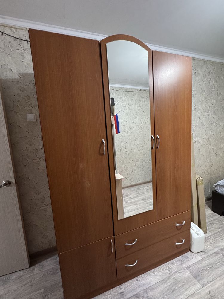 продам трехдверный шкаф