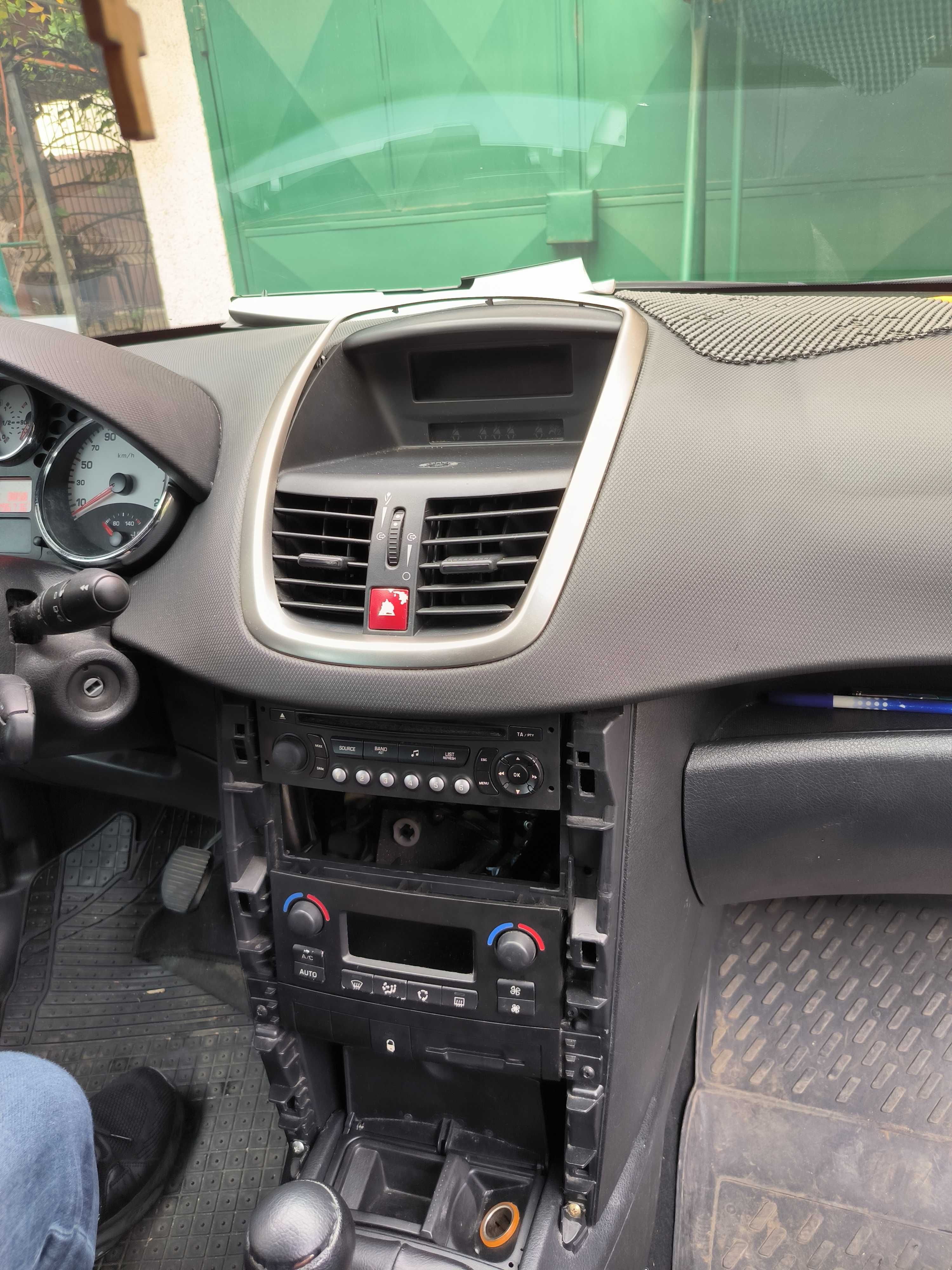 Navigatie android Peugeor 207 GPS Waze YouTube Carplay BT