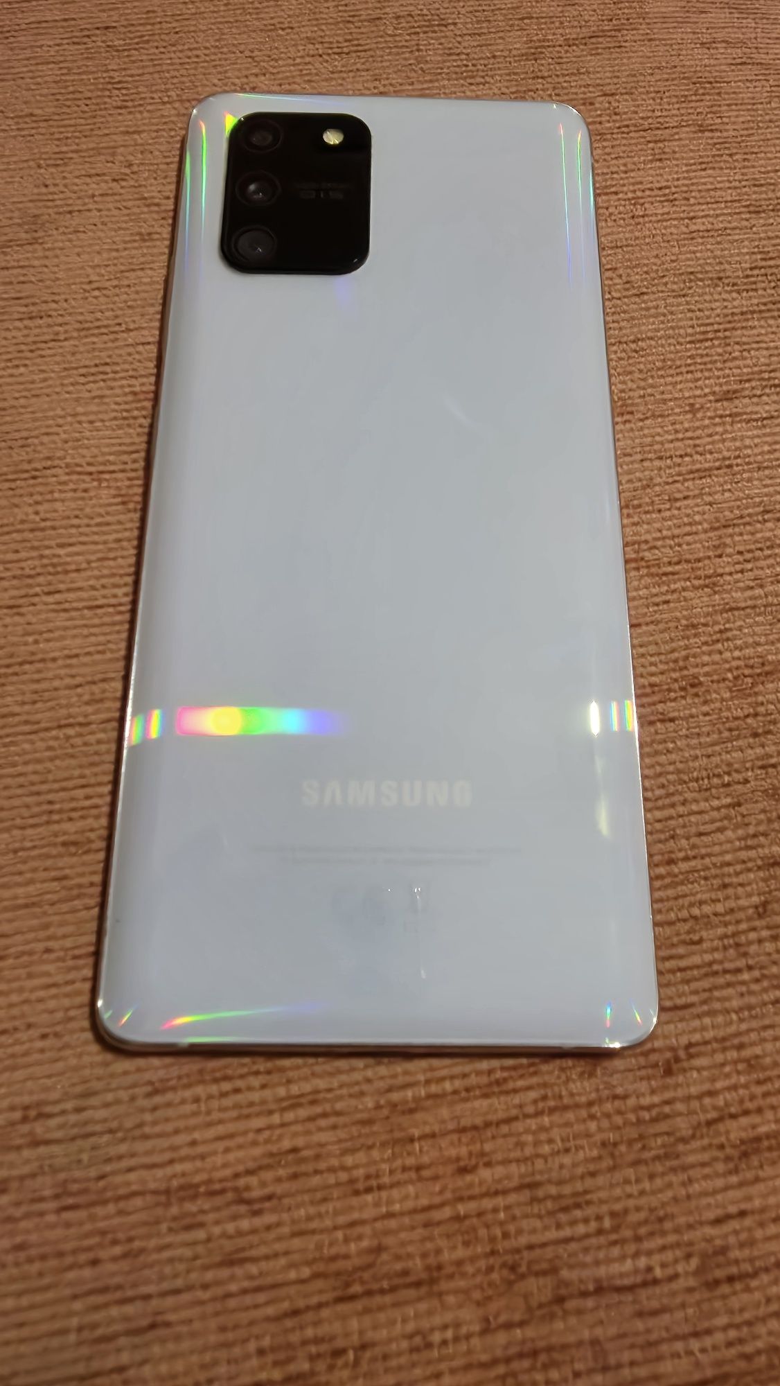 Продавам смартфон Samsung Galaxy S 10 light